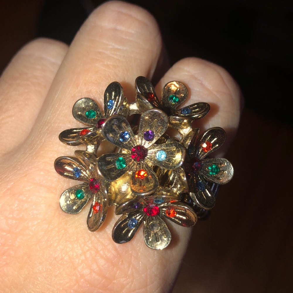 Bling gold colored Flower ring with rhinestones